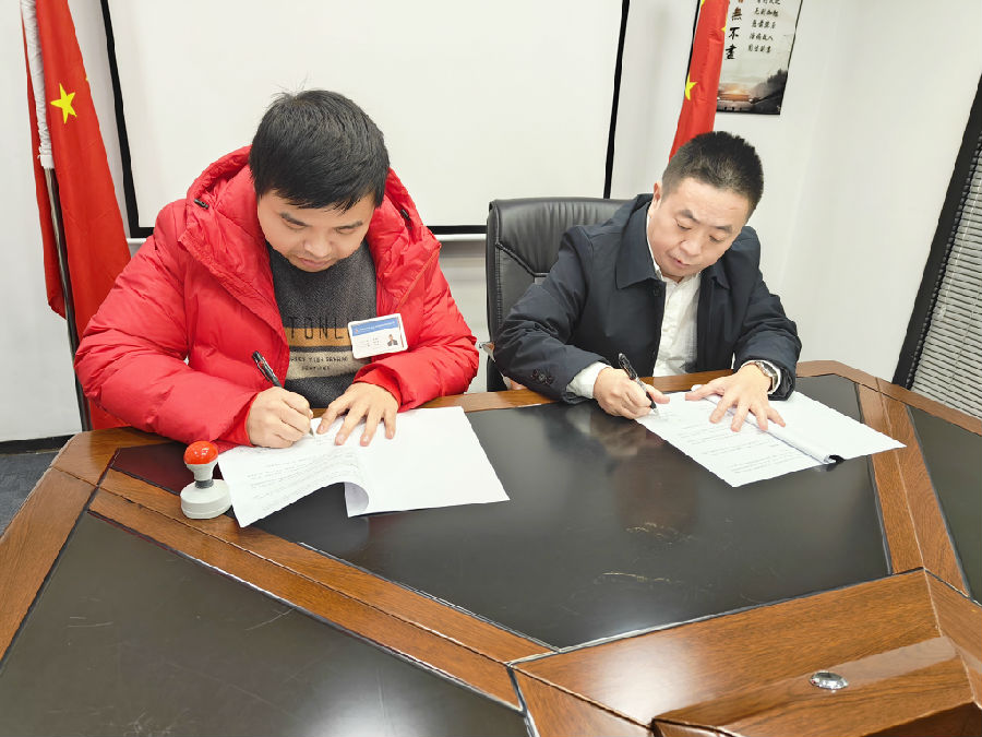 2024年1月31日，鑫智跃纵达与四川益信工程 进行签约 · 现场图片